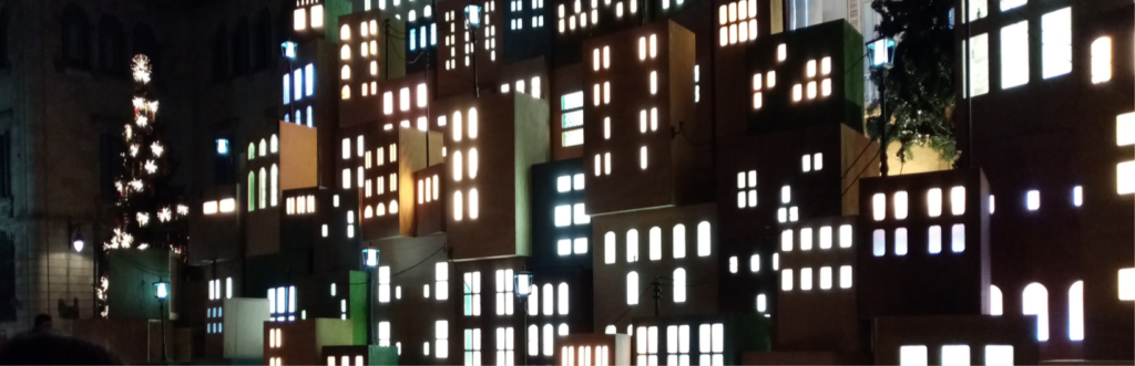Vista nocturna de edificios